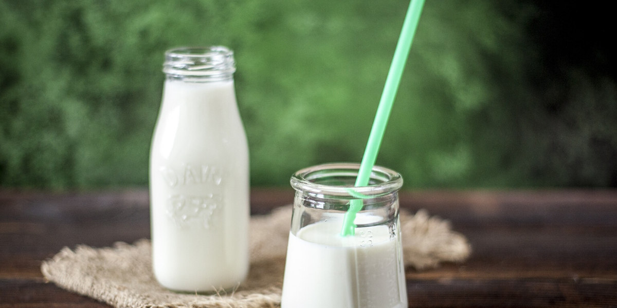 Yoghurt innehåller naturligt levande kulturer, så du bör överväga att lägga till det i kosten om du söker efter levande kulturer för ditt barn