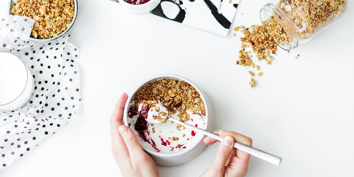 Att addera livsmedel med levande kulturer som yoghurt i ditt barns kost hjälper dem att hålla en hälsosam mikroflora